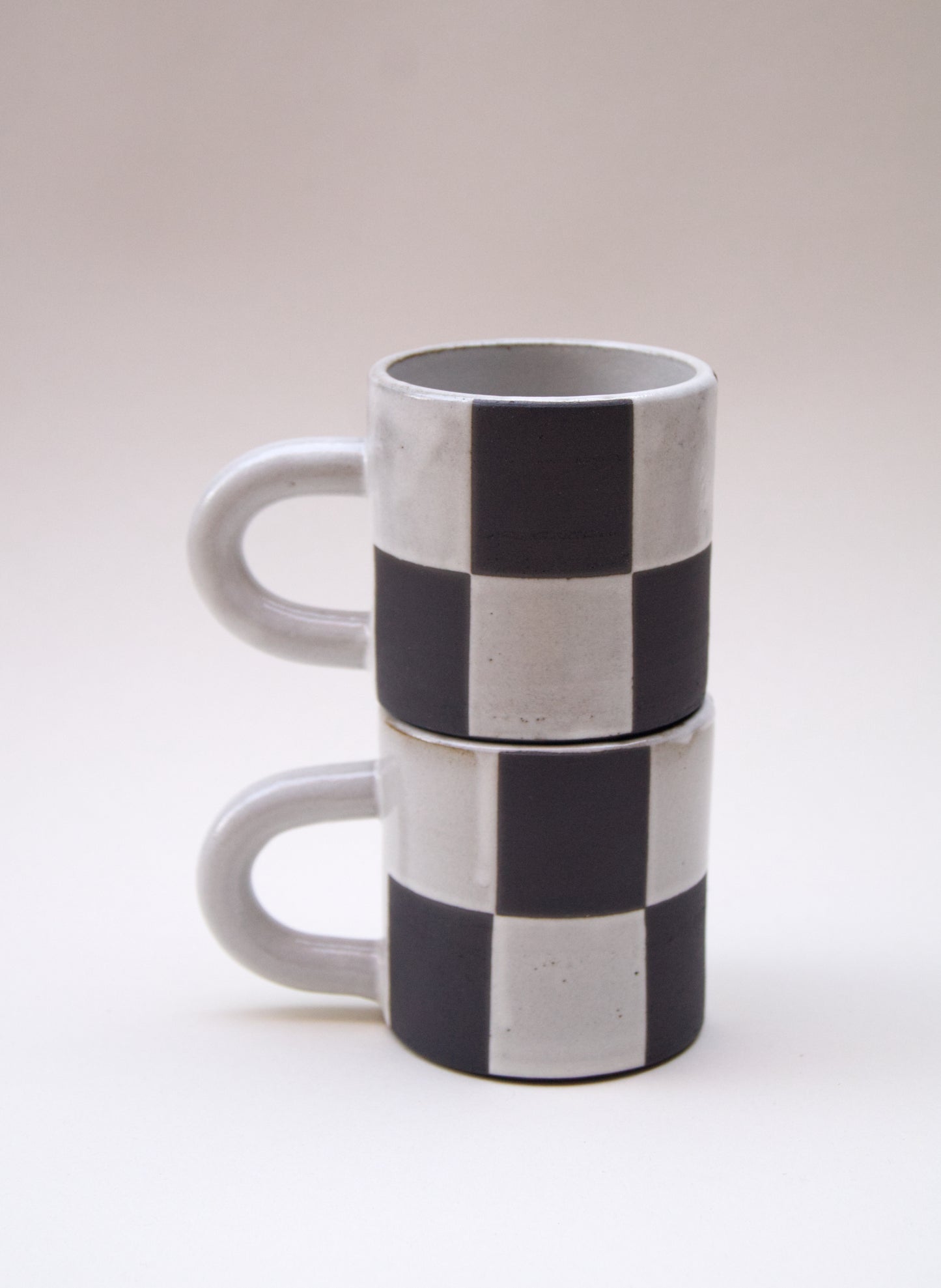 Checkered mug - Black and white